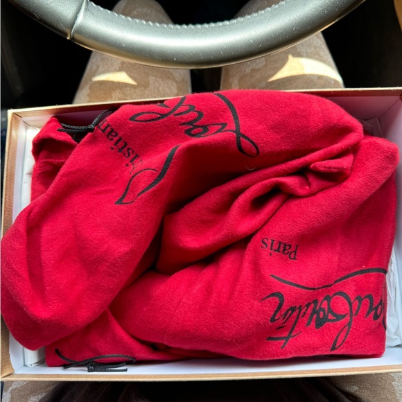 Christian Louboutin - Picture 5 of 9